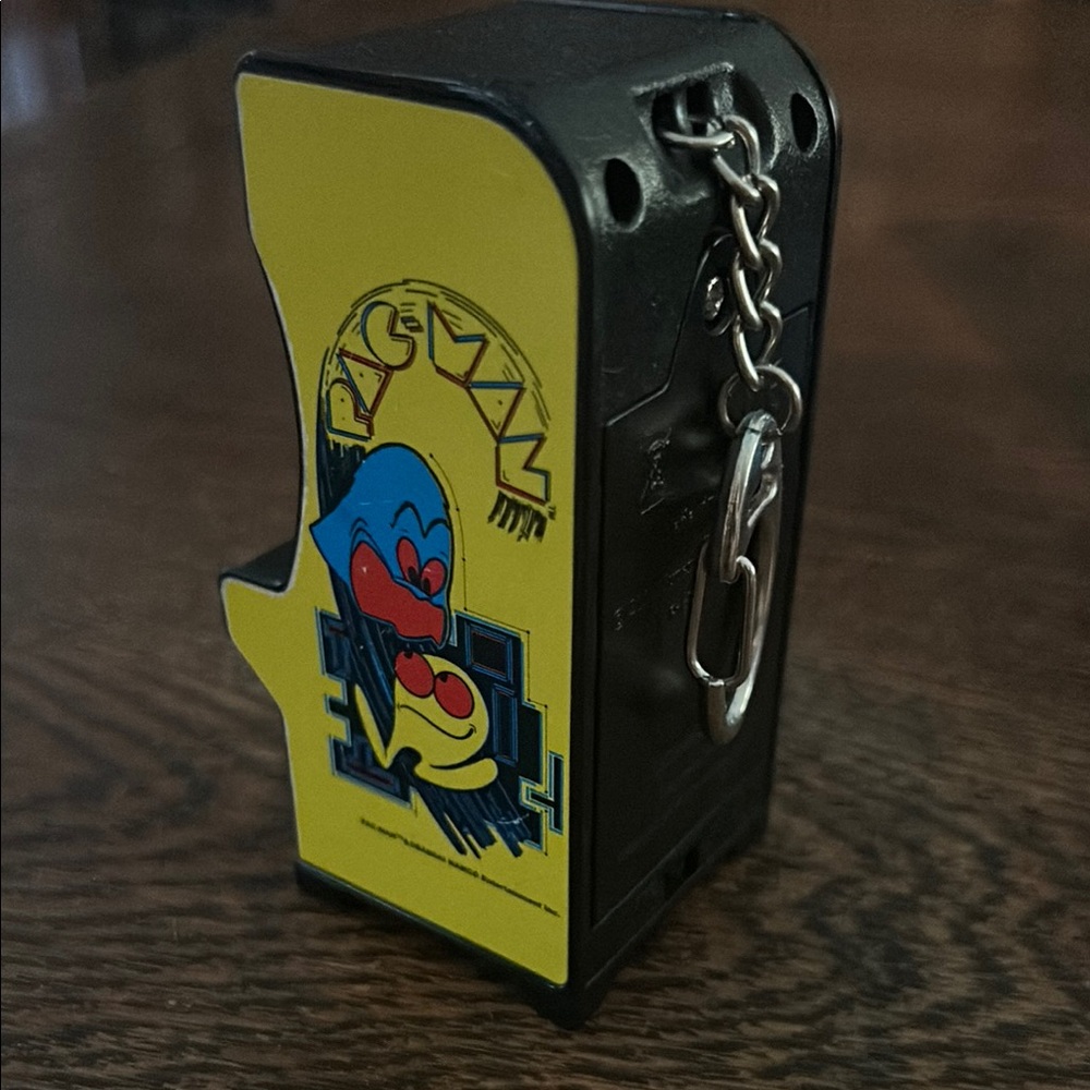 Mini Pac-Man Keychain Arcade Console - Picture 4 of 9